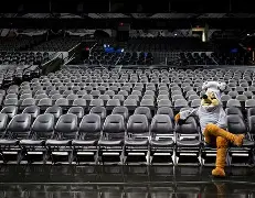 中国乐鱼体育官网-圣安东尼奥马刺发布备战花絮，集结日外线爆发，NBA季后赛任务艰巨，控场能力受关注